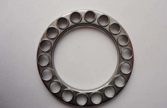 Iron bearing retainer